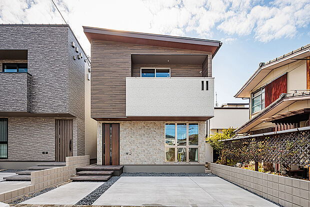 T-1/完成内覧会開催中! 洗練された色味、開放的な間取りをご体感ください。営業担当が暮らしのイメージや性能面まで詳しく解説します。