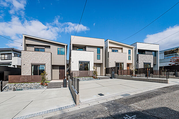 T-1、T-2、T-3（ご成約済）、T-4（ご成約済）／名古屋市内という便利な立地にありながら、全邸が南にひらける、やさしい陽光に包まれた住まい。46坪超のゆとりある敷地にはお庭とバルコニーも確保して