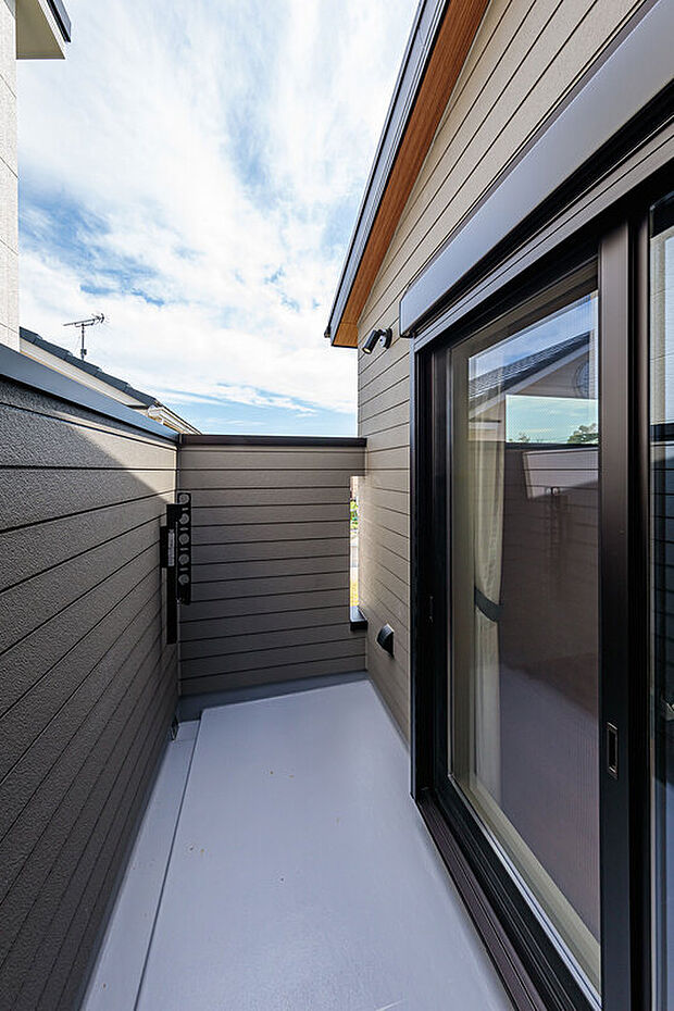 【バルコニー】T-2／外からの視線が入りにくい仕様でプライバシーにも配慮。陽当たりが良く風通しにも最適なバルコニーが、室内を爽やかに仕立ててくれます。