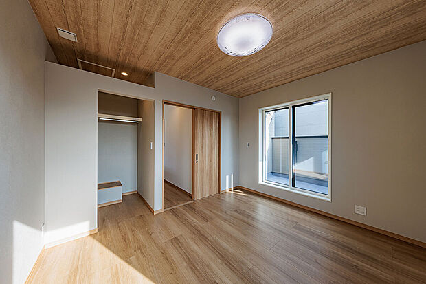 【主寝室】T-3／WIC＆バルコニーが隣接する主寝室。南側の窓は腰高窓だから効果的に陽差しを取り込み、明るすぎず暗くなりすぎない心地よい室内空間を演出。光の演出で柔らかさが際立つ優しい佇まいの居室です。