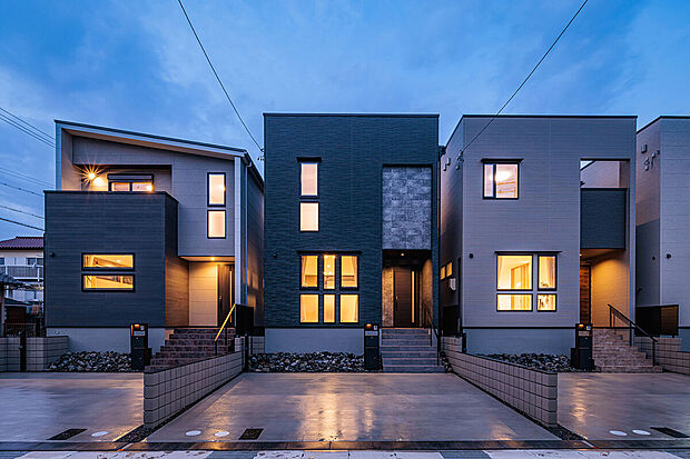 【外観】左からT-1、T-2（ご成約済み）、T-3／人気の「イーアス春日井」近く、名古屋までのアクセスの良さ・教育環境・暮らしの便利さなど充実した暮らしが叶う利便性の良い分譲地。