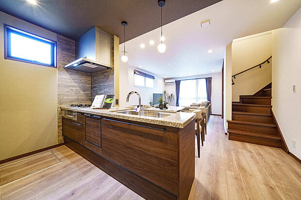 【キッチン】T-3/質感豊かな人造大理石のワークトップが美しいキッチン空間。食洗機やタッチレス水栓など、家事をサポートする機能も充実。毎日の調理や後片付けを快適にし、ゆとりある暮らしを叶えます。