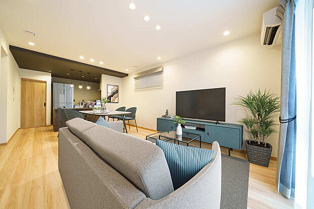 【リビング】T-2/床暖房のあるリビングは、足元からやさしく温まり、寒い日でもリラックスできる空間。家族が集まるときも、読書やくつろぎのひとときも、いつでも快適に過ごせます。