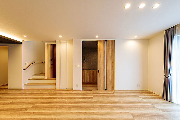 【リビングダイニング】T-3/22帖のゆとりある広さが快適な暮らしを叶えます!さらにお庭付きでだからおうち時間も楽しく過ごせます。