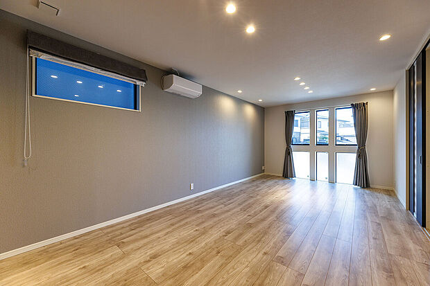 【リビングダイニング】T-3／一面に配したグレーのアクセントクロスで、家具やインテリアが映える空間に。個性と落ち着きを両立した、心地よいリビングです。