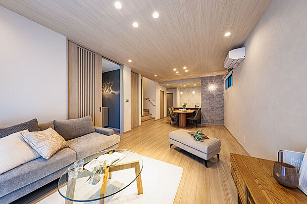 【リビングダイニング】T-1／アルミと樹脂の良さを融合し、断熱性・デザイン性・使いやすさを兼ね備えた、これからの暮らしにふさわしいハイブリッド窓。快適で健康的な室内空間をキープします。