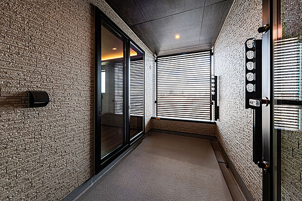 【バルコニー】T-3／天候や時間を気にすることなく利用できるインナーバルコニー。主寝室と洋室の2方向から出入りが可能で家事効率も◎！外から見えない安心構造だから、お休み前のくつろぎスポットにも。