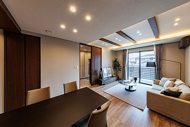 【リビングダイニング】T-3／家族のつながりを確かなものにしてくれる、一体感のある安心設計。暮らしの真ん中にある大切な場所だからこそ、心からくつろげる場であってほしいとの想いを込めています。