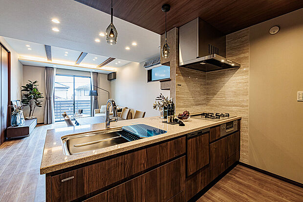 【キッチン】T-3／フィオレストーンのワークトップが美しく輝くキッチンには、食器洗い乾燥機やタッチレス水栓、毎日の調理が快適になるユーティリティシンクを装備しています。毎日の家事が楽しく快適になる嬉しいポイント！