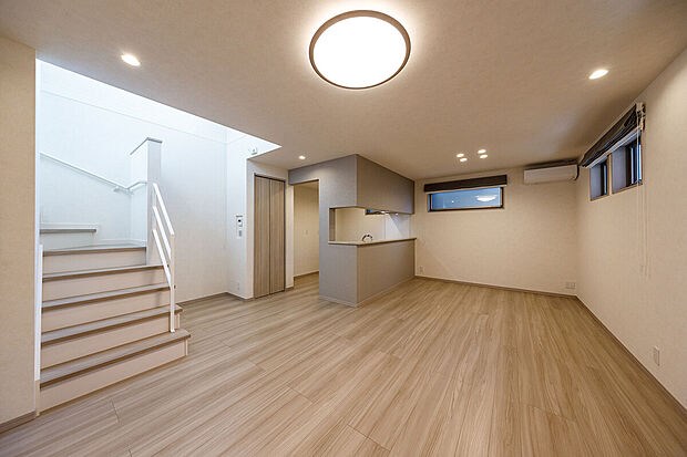 【リビングダイニング】T-1／リビングの中央には階段を設け、上下階の行き来に必ずLDKを通ることで自然と顔を合わせることができ、会話が生まれます。多面採光＆上部吹抜けで明るく爽やかな住空間が叶います。