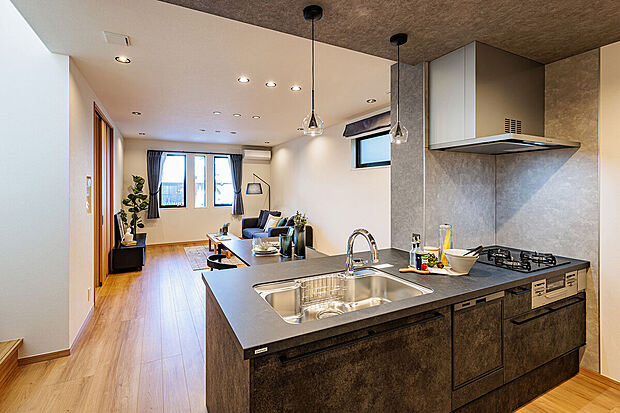 【キッチン】T-2／LDKの印象をキュッと引き締める、チャコールカラーのキッチン。対面フラットタイプにすることで開放感を損なうことなく空間のアクセントに。タッチレス水栓、食器洗い乾燥機付き。