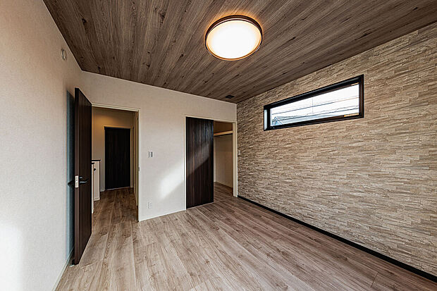 【主寝室】T-3/主寝室には壁面にWICを設置しています。ドアレスで衣類や荷物の出し入れがしやすく、身支度もスムーズに捗ります。南東に窓があるので室内が爽やかな陽差しで満たされます。