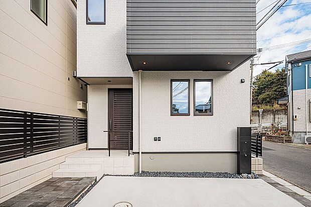 【駐車場】T-3/駐車場から玄関への移動もスマートな設計。お子さんとのお出かけや、荷物が多い時も安心して出入りができます。陽当たりもよく散水栓つきなので、自宅で愛車のお手入れができます。