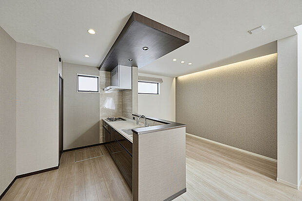 【キッチン&ダイニング】T-3/シックな色合いで穏やかな表情を見せるダイニング。1日の始まりを元気に迎える朝食から、ゆったりとテーブルを囲む夕食のひと時まで、家族の暮らしに寄り添う温かなスペースです。