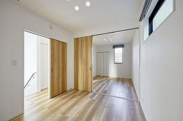 【続間洋室】T-5/子供部屋や趣味空間、書斎にと多目的に利用できる2階の洋室は、個室タイプと続間タイプをご用意しています。各スペースに収納を備え、整理整頓が叶うので用途に応じて快適な空間造りが叶います。