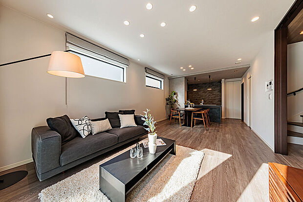 【リビングダイニング】T-4／白を基調とした明るいLDK。木目の床が空間に温もりを添え、ダウンライトがすっきりとした印象を演出します。対面キッチンで家族の会話も自然と弾む、心地よい住まいです。