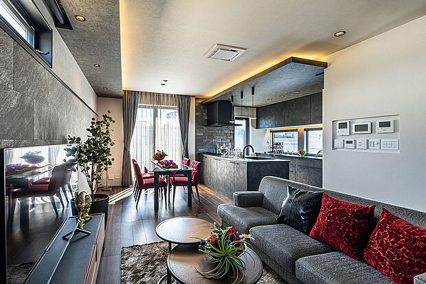 【リビングダイニング】T-1／洗練されたラグジュアリーでワイドな間口が生み出すゆとりは、モダンからナチュラルまで、どんなインテリアシーンにもマッチします。住まう人の個性に寄り添い、新たな「好き」も見つかる自由度が魅力的。