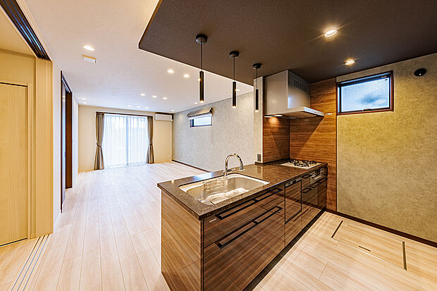 【キッチン】T-1／毎日使う場所だからこそ最上級に。最新設備を備えたスタイリッシュな対面型キッチンで、家族との会話が自然と弾む心地よい時間を育みます。美しいワークトップが、日々の料理時間をより贅沢に彩ります。