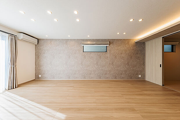 【リビングダイニング】T-2／こだわりを映す、アートのような壁。インテリアの主役となるアクセントウォールが、特別な空間を創り出します。柔らかな光が壁面を照らし、毎日の何気ないひとときを美しく彩るLDKです。