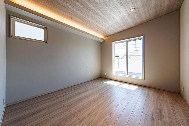 【主寝室】T-2/9.0帖のゆとりと勾配天井が開放的な主寝室。上質なライティングが演出する、お洒落で心落ち着くプライベート空間です。