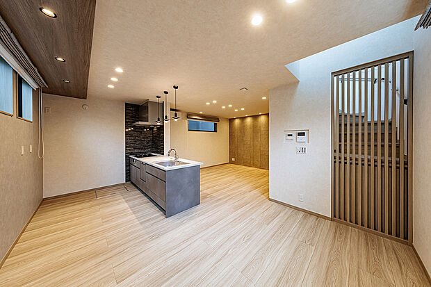 【ダイニング】T-2／空間にリズムを刻む、美しい縦格子の意匠。吹抜けからの光を階下へ届けながら、リビングに洗練された和モダンのエッセンスを添えます。