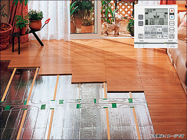 【床暖房】足元から均一でムラの無い暖気が広がり、同時に乾燥しすぎず、埃が舞う事もない為、ハウスダストが少ないクリーンな室内をキープします。※写真はイメージですので、実際のレイアウトとは異なります。