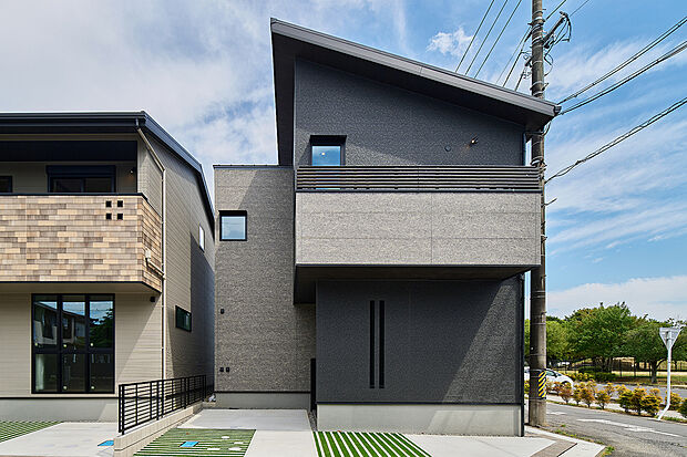 【外観】T-3/陽光がたっぷりと差し込む南西角地に佇む、スタイリッシュモダンな住まい。アクセントとして石目柄をあしらい、洗練された中にも上品で軽やかな印象をプラスした、街並みに映える外観デザインです。