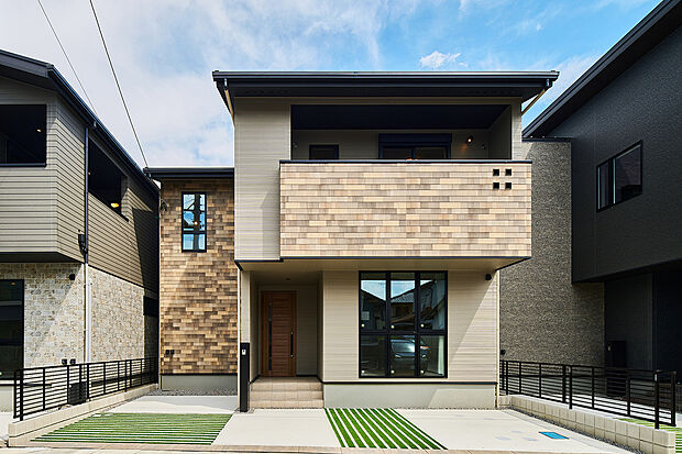 【外観】T-2/ナチュラルな風合いとモダンな印象が調和した、洗練された外観デザイン。木目調のサイディングを採用することで、温もりのある雰囲気を持ちながらも、上質さが共存する、街並みにも美しく映える外観です。