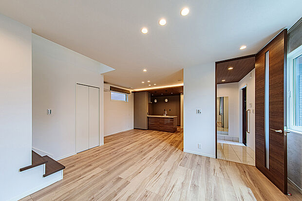 【リビングダイニング】T-1／ゆるやかに仕切られたリビングとダイニングは、家族のつながりを感じつつ、自分の時間を快適に過ごせる設計。