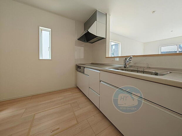 【IHキッチン】広々としたカウンターキッチン。夫婦やお子様と一緒に料理をしても十分な広さです。