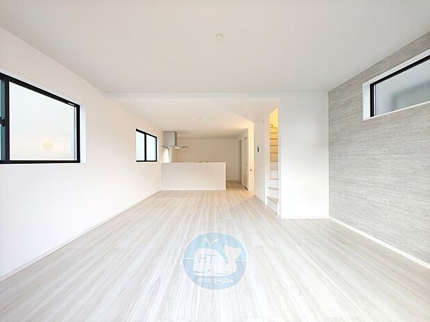 【リビングダイニング】大きな窓辺から差し込む暖かい日差しは、自然と家族が集まる心地よい場所になります。