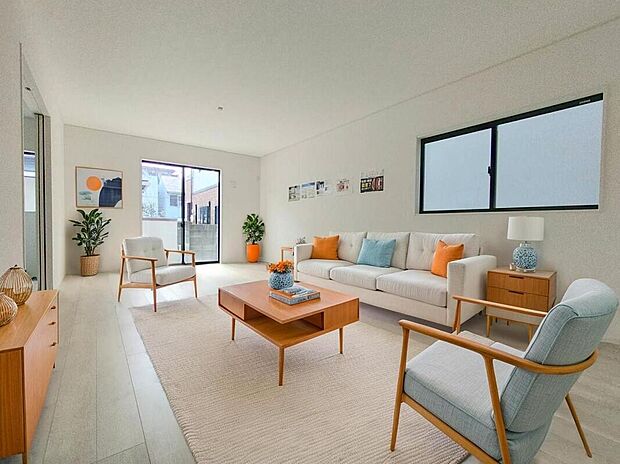 【リビングダイニング】大きな窓辺から差し込む暖かい日差しは、自然と家族が集まる心地よい場所になります。【施工例】