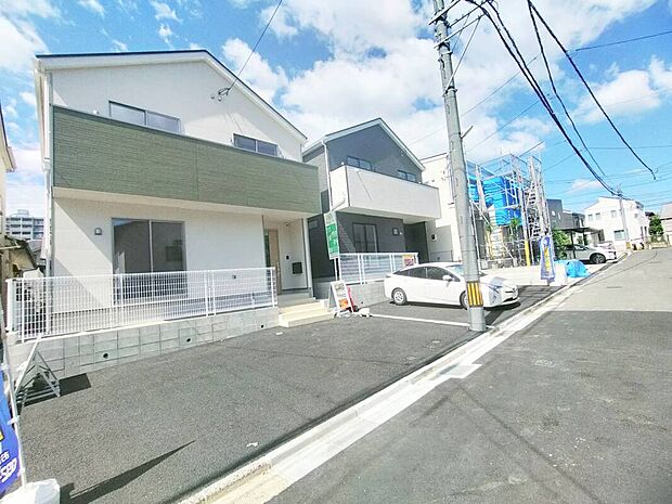 【現地外観】駐車スペースは3台分ご用意しています。舗装済みのため草刈り等の面倒なお手入れも必要ありません。