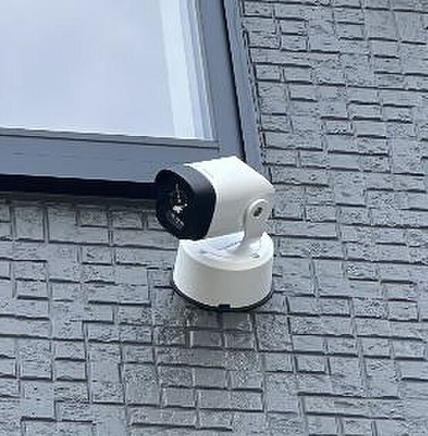 【防犯カメラ】昼夜関係なくカメラのセンサーが人を感知すると、映像と音声を自動録画。いつでもスマホやタブレットから確認できます。