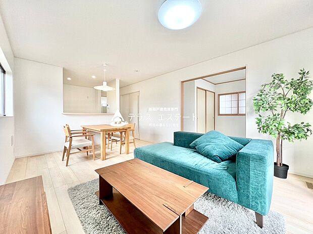 【リビング】白を基調としたシンプルなリビング空間です。お気に入りの家具を置いたり、お部屋作りが楽しめそうですね。
※施工例(家具は販売価格に含まれません)