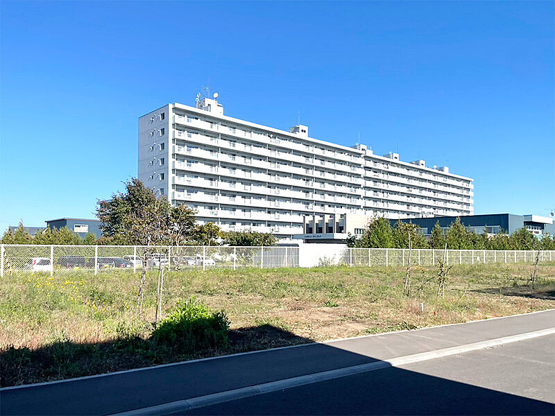 【現地写真】
間口も広く開放感がございます。前面道路との段差もなく、お車の出し入れもスムーズにできそうです。
【2024年10月撮影】