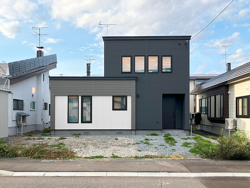 【現地写真】
神楽岡14条3丁目の閑静な住宅街に完成いたしました新築戸建。「神楽岡」駅まで徒歩約6分の便利な立地です。
（2024年10月撮影）