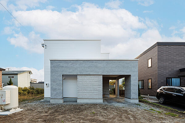 【現地写真】
千歳市高台6丁目、2024年9月に完成いたしました新築戸建です。「自然と調和する、ミニマルモダンな家」をテーマにした4LDKです。
（2024年12月撮影）