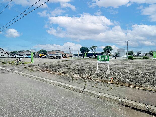 【現地写真】
最寄りバス停まで徒歩約3分とバスアクセスも良好。平坦な地勢のため、自転車やベビーカーでの移動もスムーズです。
(2025年8月撮影)