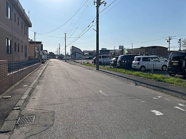 【現地写真】
広く見通しの良い前面道路は、お車でのすれ違いもしやすく、駐車も楽々できそうですね。
(2025年5月撮影)