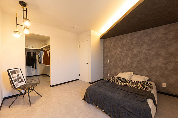 【主寝室】
下がり天井と間接照明が織りなす、落ち着きある寝室空間。やわらかな光がホテルライクな高級感を演出し、1日の疲れを癒してくれる安らぎのひとときをお過ごしいただけます。
(2025年10月撮影)