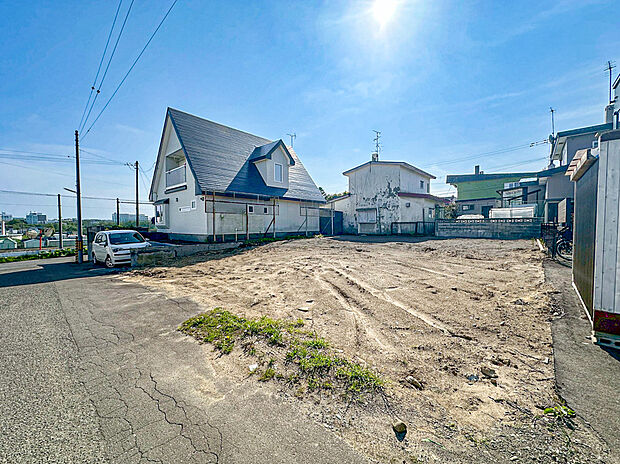 【現地写真】
周辺には高い建物が少なく、気持ちの良い青空を望めます。快適に過ごせるお住まいになりそうですね。
(2025年8月撮影)