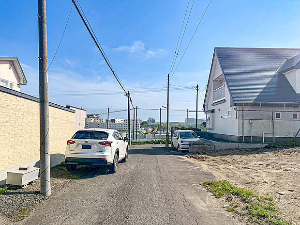【現地写真】
前面道路は幅員約6mの広さです。きれいに舗装された前面道路は、お住まいの見栄えも良くしてくれますね。
(2025年8月撮影)