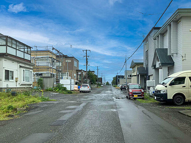 【現地写真】
周辺にはスーパーやコンビニ、ドラッグストアなどの商業施設も揃います。ぜひ周辺環境と合わせて現地をご覧ください。
(2025年9月撮影)