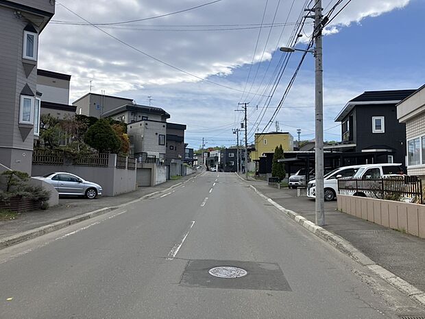 【現地写真】
幅員約11mの広い道路に面しています。見通しが良く、車の運転もスムーズ、駐車もラクラクですね。
(2026年5月撮影)