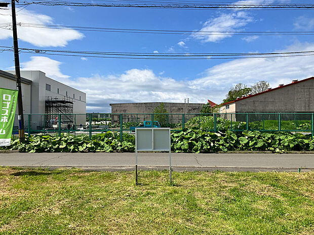 【現地写真】
幅員約8mの南西側道路に面し、暖かい陽光を感じられる立地です。前面道路は車通りも少なく、静かにお過ごしいただけます。
(2025年10月撮影）