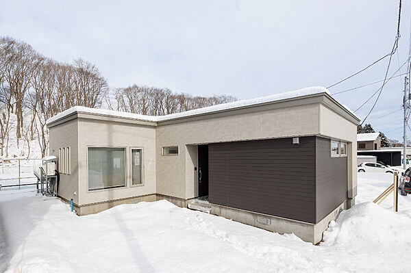 【外観】
やさしい雰囲気が魅力的。お子さまが巣立った後も永く快適に暮らせる平屋住宅が登場です。落ち着いた色合いとシンプルな佇まいが、街並みにやさしく馴染みます。（2026年1月撮影）