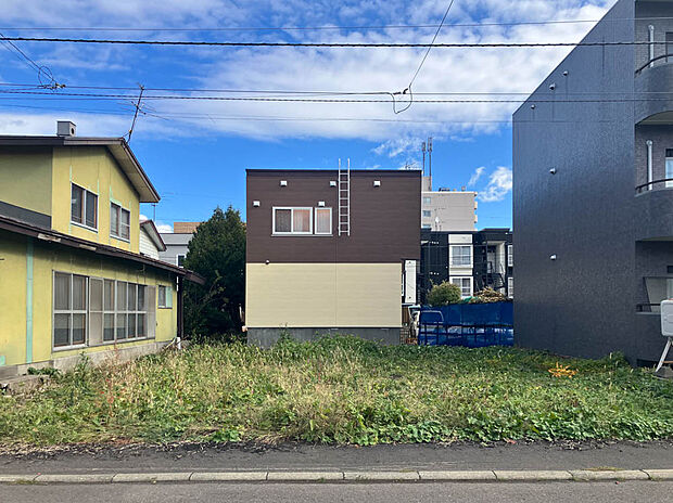【現地写真】
地下鉄東豊線「新道東」駅まで徒歩約17分を含む、2駅2路線利用可能な便利な立地。現在更地の売地が登場です。
（2025年11月撮影）