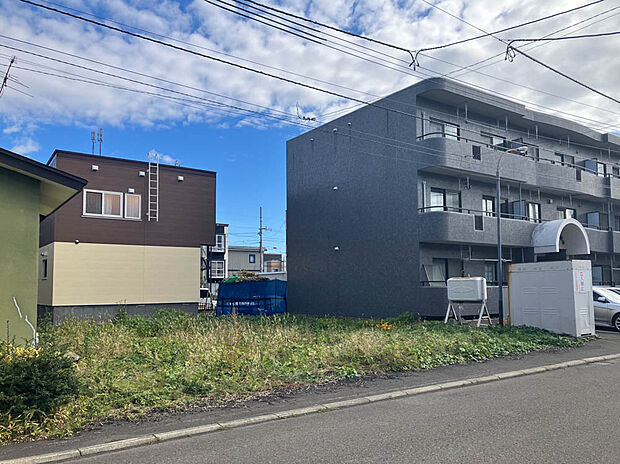 【現地写真】
現在更地につき、解体費用が抑えられ、引き渡し後はスムーズな着工が可能です。即お引渡しできます。
（2025年11月撮影）