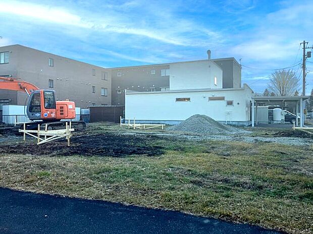 【現地写真】
全2棟の新築分譲住宅。お住まいが完成し建ち並ぶと、素敵な一画になりそうですね。
（2025年12月撮影）